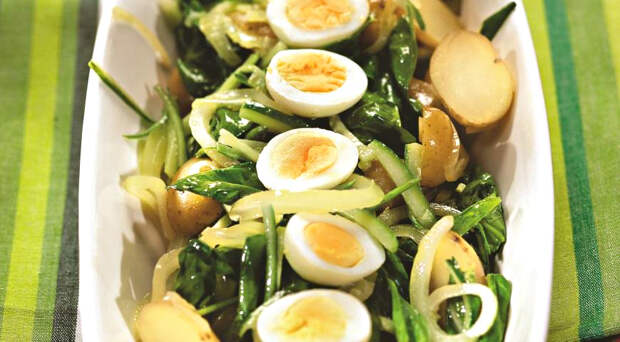 Картофельный салат с перепелиными яйцами и щавелем