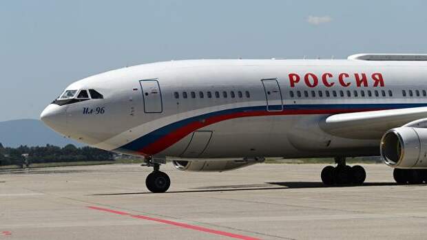 Путина засняли за работой на борту президентского лайнера 