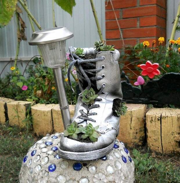 Украшения для сада своими руками. Функциональность и чистый декор: вазон из старого рабочего ботинка, выкрашенного серебряной краской, и мозаичный шар