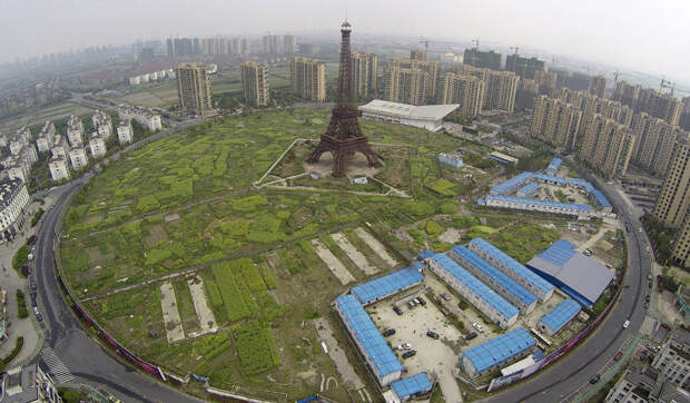 Копия Эйфелевой башни и жилых кварталах в Ханчжоу, провинция Чжэцзян