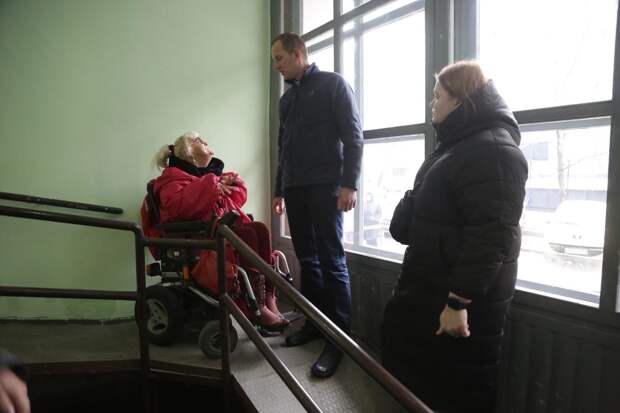 Алексей Беляев беседует с жительницей дома/фото ЗБ