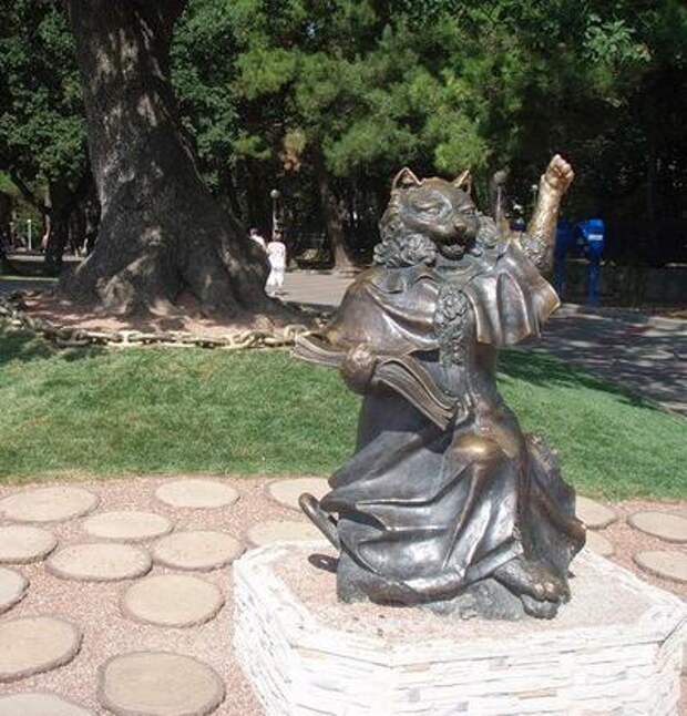 Кот на набережной в Геленджике, Краснодарский край, Россия. Кот на набережной в Геленджике, Краснодарский край, Россия.