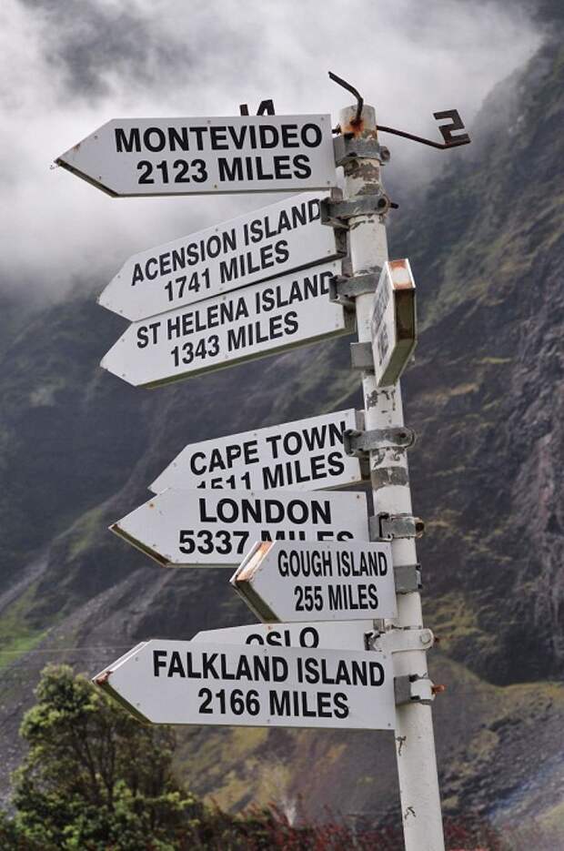 Указатель показывает расстояние до самых ближайших населенных пунктов (Остров Тристан-да-Кунья).