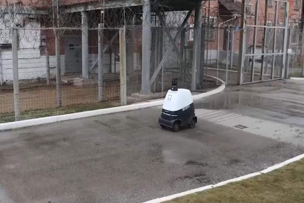 Первый робот-патрульный в российской колонии попал на видео