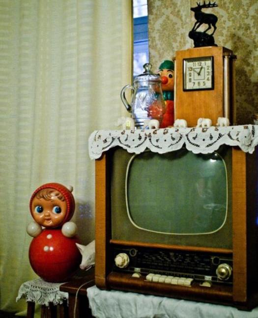 Салфетка на телевизоре: в чем секрет любимого дизайнерского элемента наших бабушек