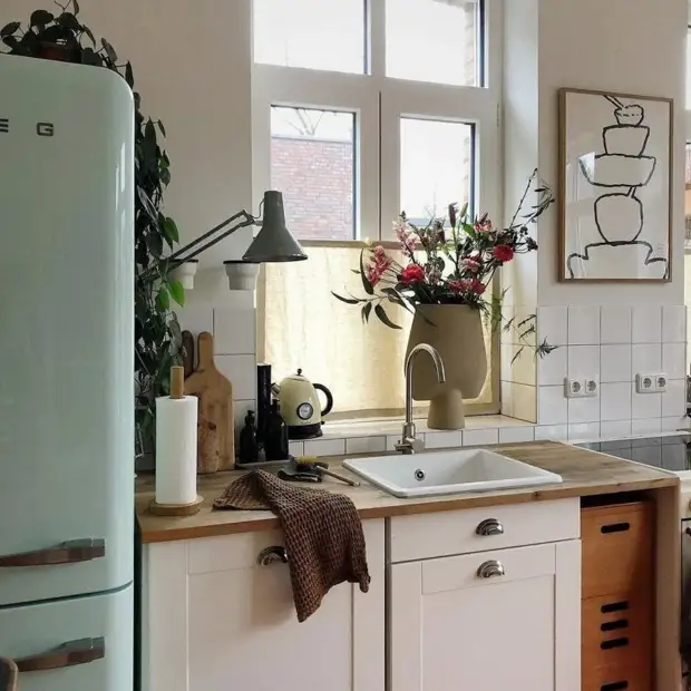Рабочая зона на кухне прямо у окна: 7 потрясающих дизайн-идей