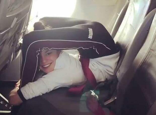 Шокирующая гибкость: гимнастка показала, как можно путешествовать в самолете, закинув ноги за голову    Стефани Миллингер, видео, гибкость, гимнастка, люди, поза, тело