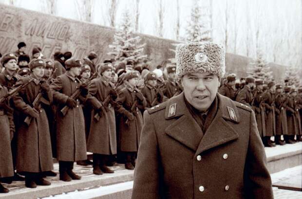12 декабря 1995 года. Волгоград, Мамаев Курган. Генерал Лев Рохлин награждает офицеров и солдат, прошедших первую чеченскую кампанию