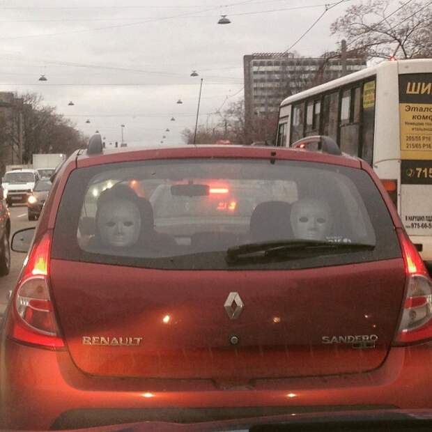 Явно что-то не так асфальт, дорожная разметка, надписи на машинах, прикол