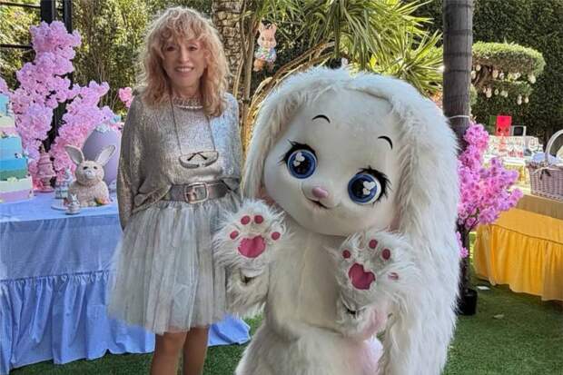 В сети восхитились внешностью 76-летней Аллы Пугачевой в мини-юбке на фото с Пасхи