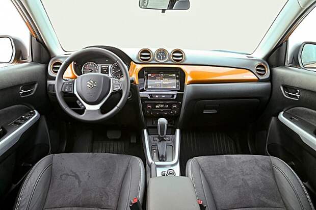 Автомобили Suzuki не отличаются смелостью интерьерного дизайна. В Витаре сдержанный стиль оживляют цветные вставки и аналоговые часы. Руль с тонким ободом регулируется по двум параметрам. Блок климатической установки – как на модели SX4. Дисплей удобен, а вот выбор направления потоков воздуха ограничен. Обогрева лобового стекла нет.