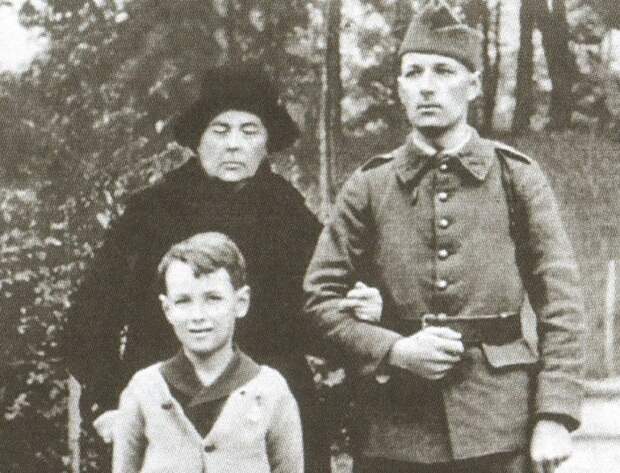 Ростислав Колчак с матерью и сыном, 1939 год. Фото взято из открытых источников 