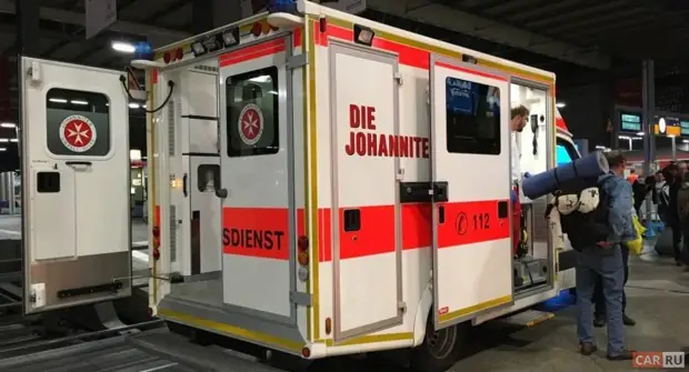 Почему иностранцы пишут название «Скорая помощь» на своих машинах задом наперёд