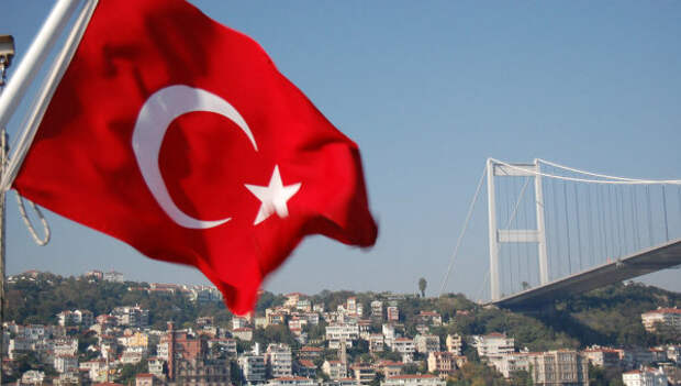 Турецкий флаг на фоне моста через Босфор в Стамбуле. Архивное фото