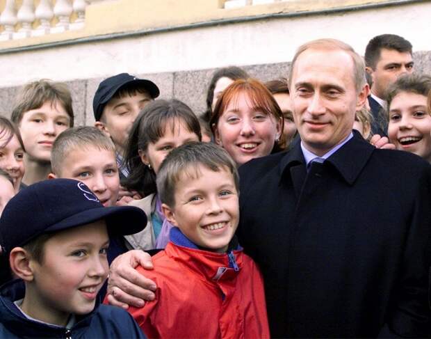 Школьники Санкт-Петербурга поздравляют Владимира Путина с днем рождения 7 октября 2000 года