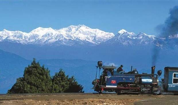 10. Darjeeling Himalayan Railway, Индия 10. Darjeeling Himalayan Railway, Индия железная дорога, поезд, путешествие