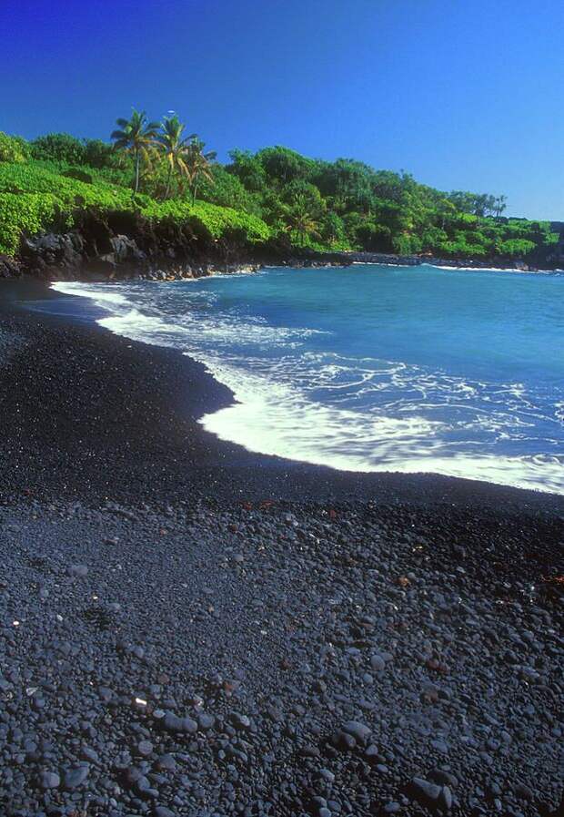 Black-Sand-Beach-Hana-Maui-Hawaii