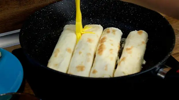 Сегодня делюсь безумно вкусным рецептом завтрака из лаваша. Готовится всё за считанные минуты, но приготовив такие трубочки хотя бы один раз, будете делать их постоянно.-9