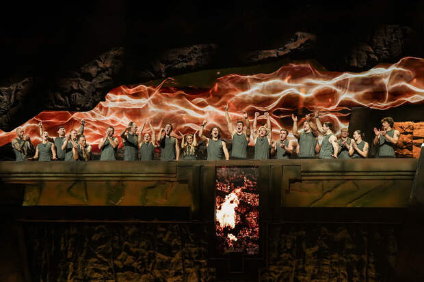 Участники шоу "Титаны" попробуют сдвинуть с места вертолет