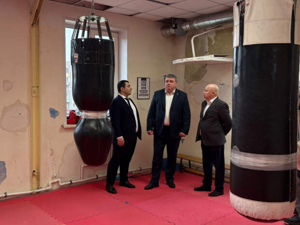 Илья Беспалов проинспектировал ремонт спортшколы в поселке Косая Гора