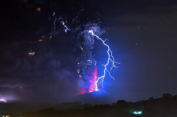 5. Вулканы также выбрасывают в небо токсичный пепел, который вызывает молнии земля, катастрофы, природа