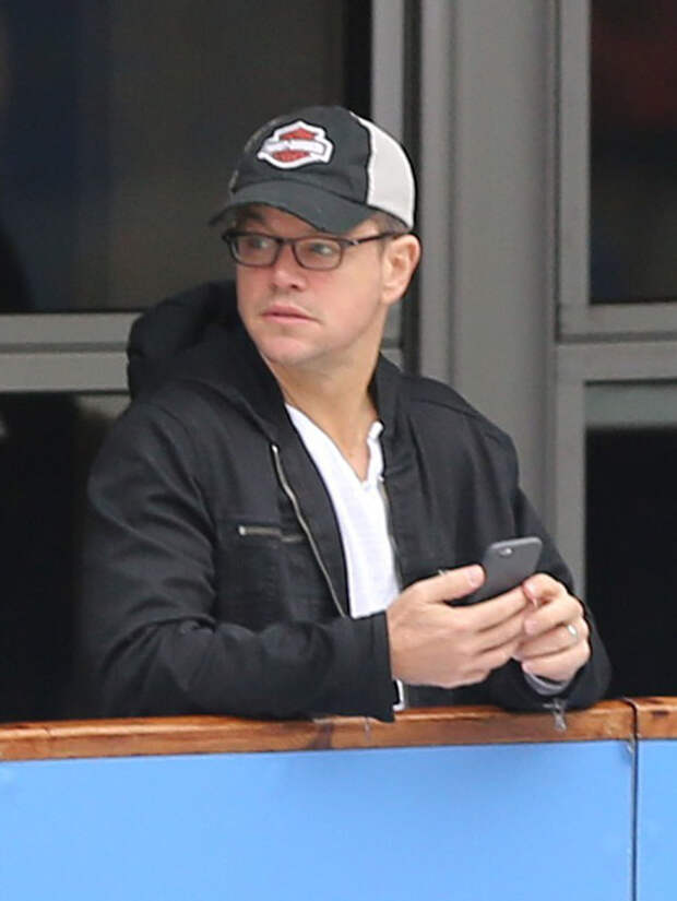 Matt Damon and his Harley-Davidson hat went ice skating in London with his daughters...