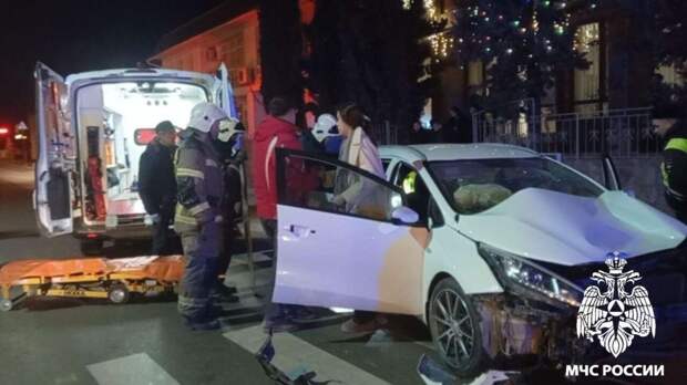 Легковушка влетела в столб в Судаке – двоих зажало в машине