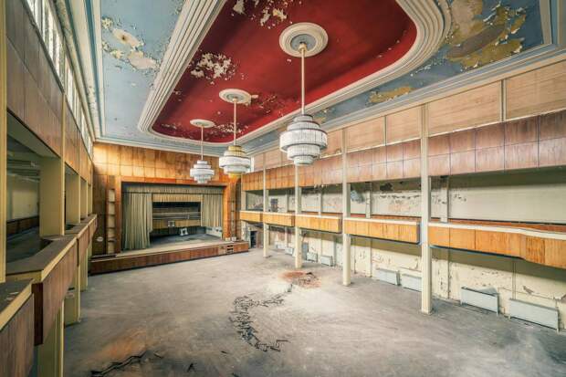 Фото заброшенных европейских дворцов, которые сегодня никому не нужны