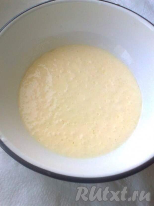 В мацони  добавляем пищевую соду, солим по вкусу, добавляем яйцо, размешиваем  и оставляем на пару минут, пока не появится пена. 