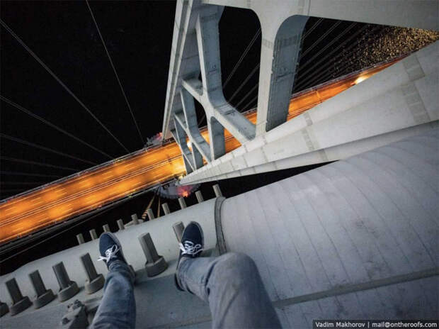 Мост Акаси-Кайкё в Осаке считается самым высоким и длинным подвесным мостом в мире. Под покровом ночи руферы забрались по тросам до верхушки пилона, чтобы традиционно сделать парочку фантастических снимков.