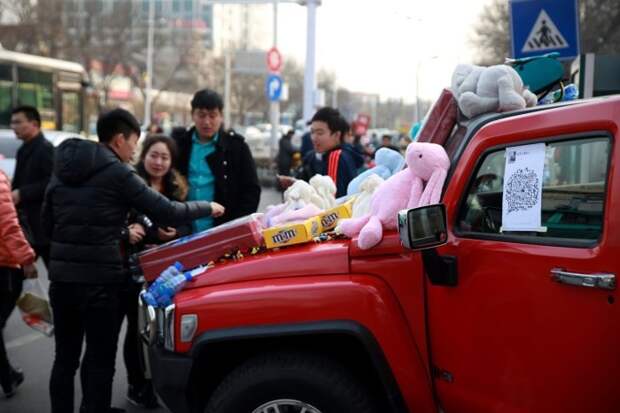 Что служит прилавком для уличных торговцев в Китае китай, торговля