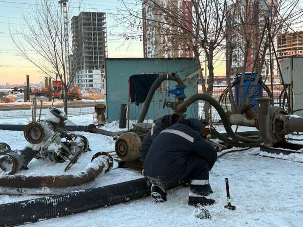 В жилом районе Кургана произошла авария на ветхом канализационном коллекторе