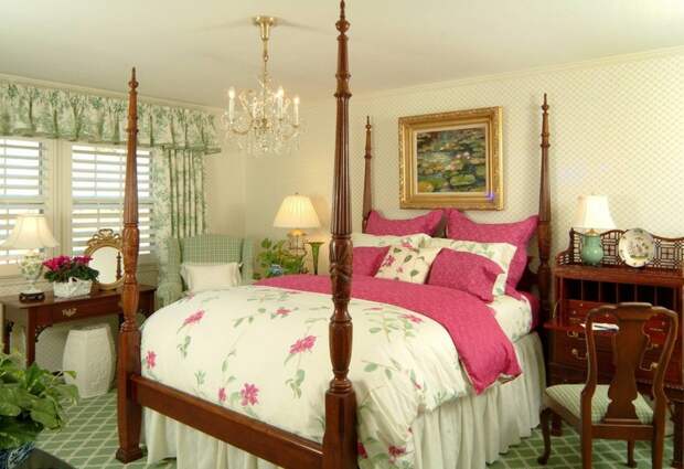 Элегантная женская спальня в классическом стиле