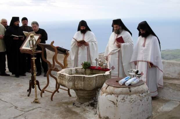Крещенские купания в Греции. Фото Klearchos Kapoutsis from Santorini