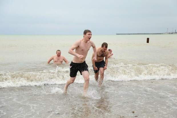 Может случиться инфаркт или инсульт: врач рассказал, кому не следует участвовать в крещенских купаниях