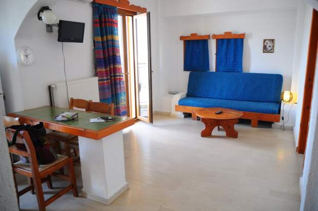 Традиционный греческий интерьер, средиземноморский стиль в интерьере, бело-синяя гостиная