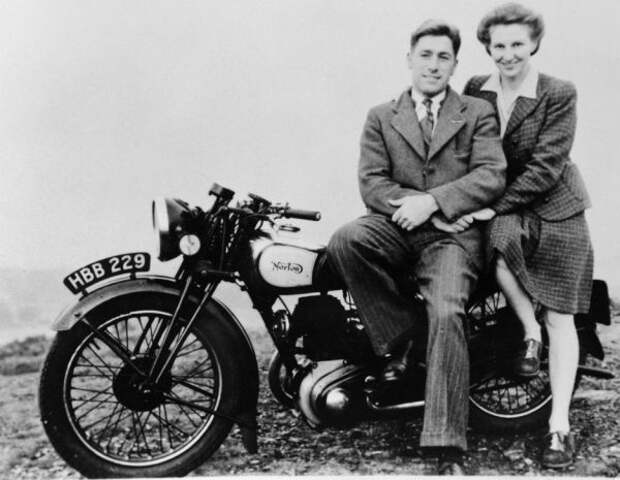 Редж со своей покойной женой Дороти на мотоцикле Norton в 1937 году.