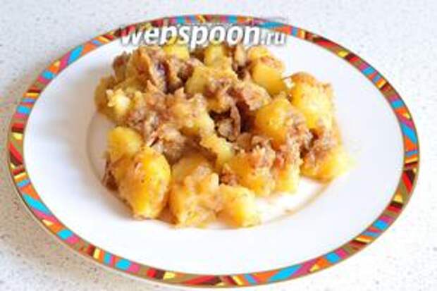 Вот и всё, вкусная картошечка с тушёнкой готова. Кушать подано.