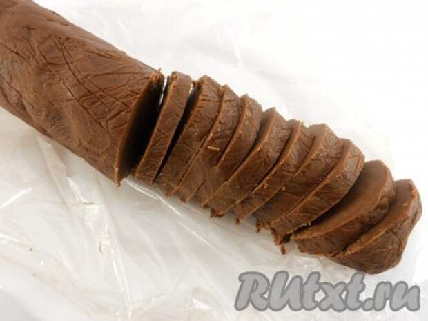 Далее порезать тесто круглыми кусочками шириной, примерно, 0,5 см.