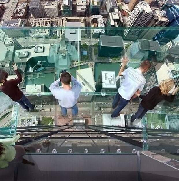 Прозрачный балкон на 103 этаже небоскреба Sears Tower в Чикаго. Прозрачный балкон на 103 этаже небоскреба Sears Tower в Чикаго.
