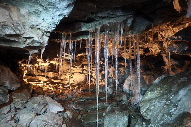 Кунгурская ледяная пещера Пермский край Протяженность этой крупнейшей в Европе карстовой пещеры — 5 700 метров. Туристам же позволено забираться на полуторакилометровую глубину: дельнейшее путешествие уже опасно для жизни. Внутри пещеры расположено более 70-ти озер, что добавляет месту мистической ауры. 