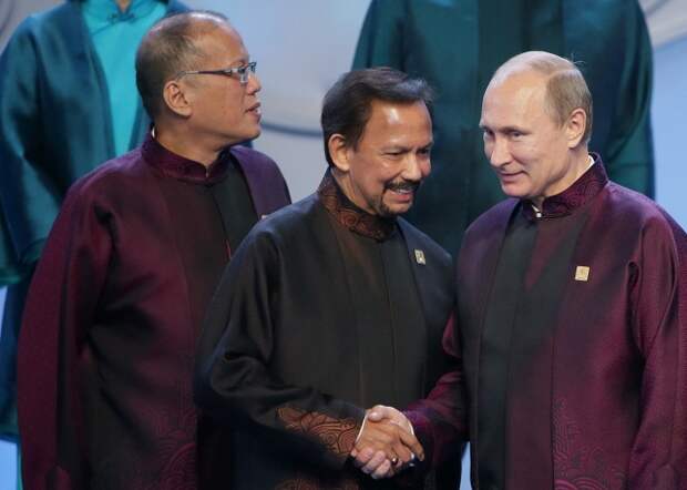 Султан Брунея Хассанал Болкиах и президент РФ Владимир Путин перед совместным фотографированием лидеров экономик форума АТЭС