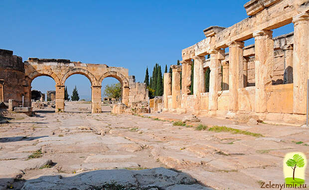 Развалины древнего города Хиераполис в Турции