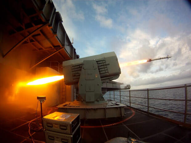 Работа морского ЗРК «Rolling Airframe Missile» на авианосце USS Theodore Roosevelt (CVN 71) / Источник https://clck.ru/bmdde