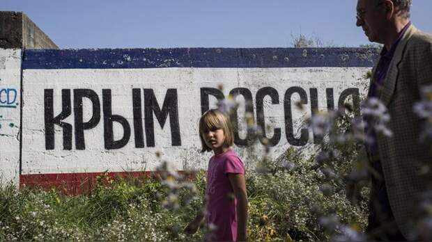 Корреспондент: Украинцам покажут, «почему отдали Крым»