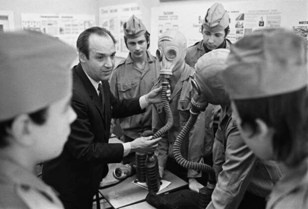 Занятия по гражданской обороне. 1974 год/ Юрий Набатов/Фотохроника ТАСС