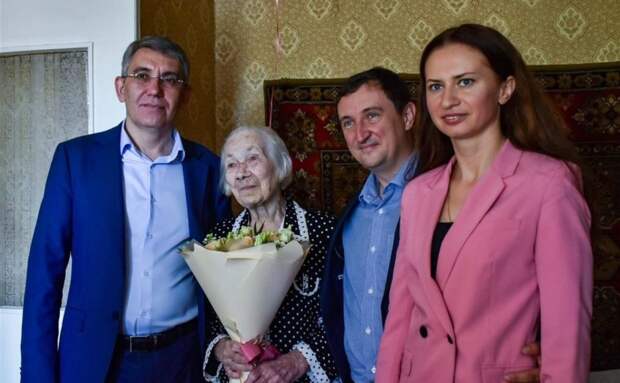 Дмитрий Миляев поздравил тулячку со 101-летием