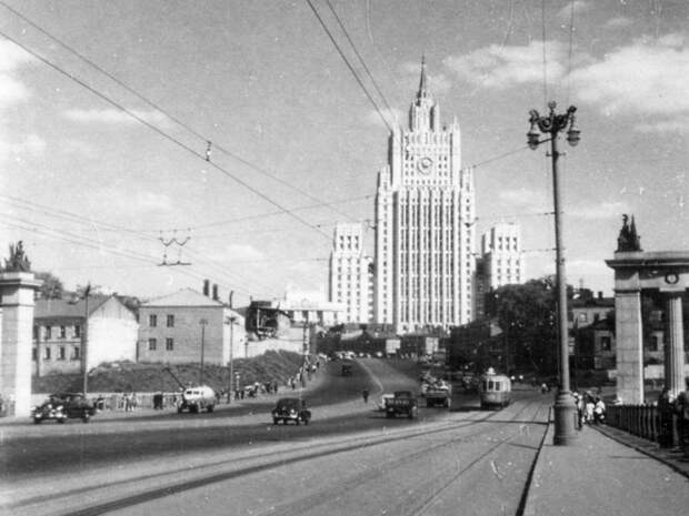 на Бородинском мосту. Низенькая застройка Смоленской улицы и одинокая доминанта... Здание Министерства иностранных дел ещё не имело такого окружения, как сейчас.