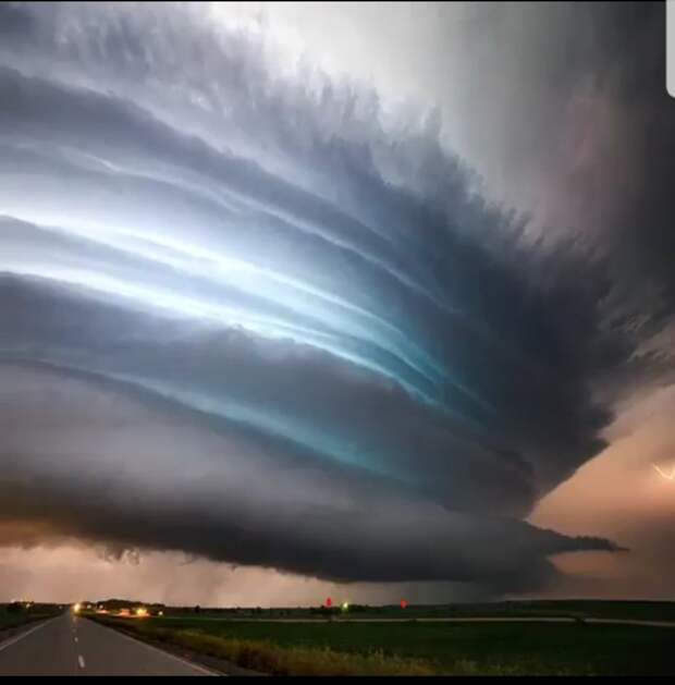 Фотограф проводит мастер-классы по поиску и съёмке погодных явлений в США. Например, уже сейчас можн