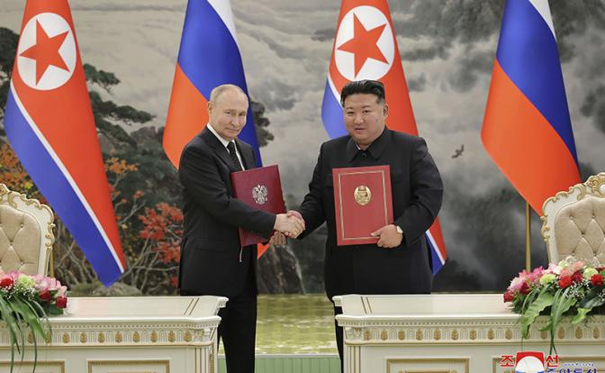 Россия и Северная Корея заключили договор о стратегическом партнерстве, включающий в себя пункт о взаимной обороне, в ходе недавнего визита президента Путина в Пхеньян, которому предшествовал визит...